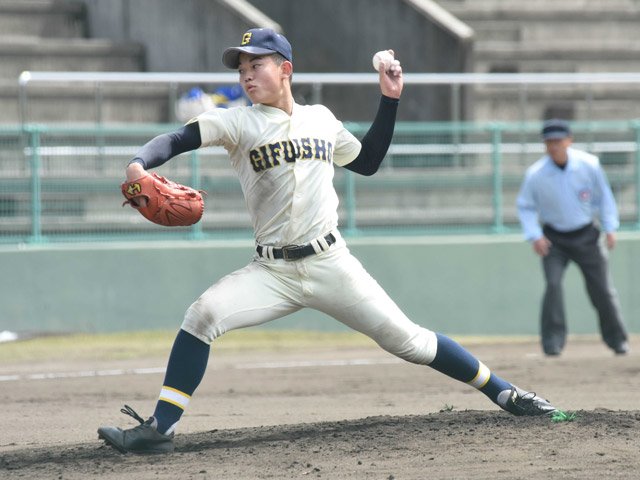 市岐阜商×県岐阜商＝県岐阜商打線を六回２死まで無安打に抑える好投を見せた市岐阜商の田近＝岐阜ファミリーパーク