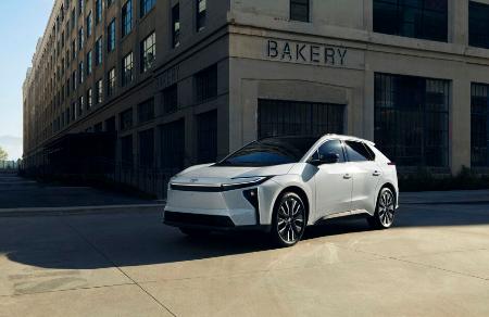 　トヨタ自動車が北米で発売する電気自動車「ｂＺ」（同社提供・共同）