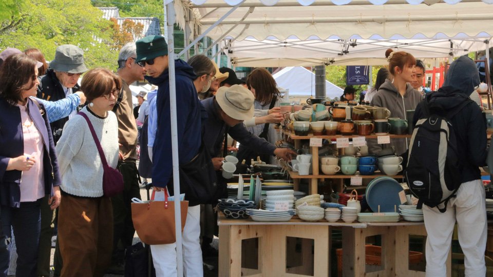 美濃焼を並べた販売テントに集まる来場者＝土岐市泉北山町、土岐美濃焼卸商業団地