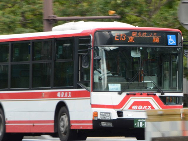 東加納方面へ向かう岐阜バス。行き先表示には「Ｅ１３」とある＝岐阜市美江寺町