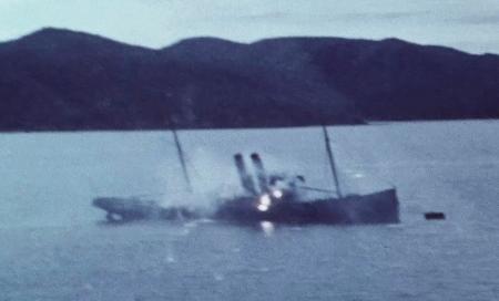 　１９４５年７月３１日、長崎県・大村湾で米軍機の機銃掃射を受ける輸送船（豊の国宇佐市塾提供）