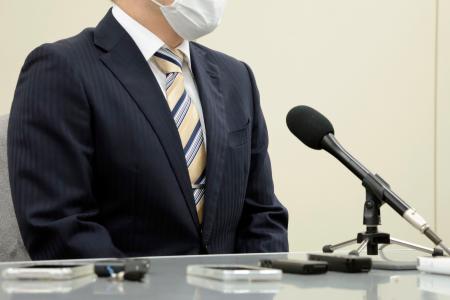 　記者会見する亡くなった河本千奈ちゃんの父親＝４日午前、静岡市