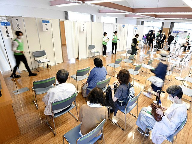集団接種会場で順番を待つ高齢者や付き添いら＝２２日午後１時４８分、岐阜市長良東、市北保健センター