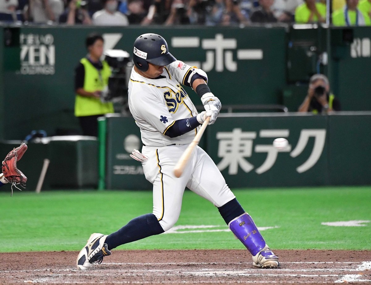 西濃運輸×エイジェック＝９回表西濃運輸２死一塁、野崎が勝ち越しの適時打を放つ＝東京ドーム（撮影・山田雄大）