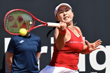 　イタリア戦の第３試合となるダブルスでプレーする穂積絵莉＝ローマ近郊（ゲッティ＝共同）