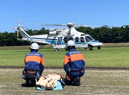 　噴火を想定して行われたヘリによる負傷者の搬送訓練＝２６日午前、鹿児島県屋久島町