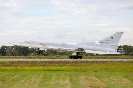 　ロシア軍の超音速戦略爆撃機ツポレフ２２Ｍ３＝２０２２年９月、ロシア極東沿海地方（ロシア国防省提供・タス＝共同）