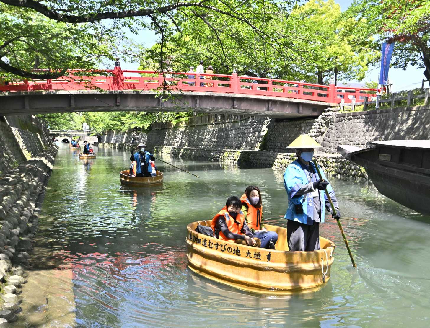 ３年ぶりに実施されたたらい舟の舟下りを楽しむ人たち＝３０日午後０時３２分、大垣市船町、水門川