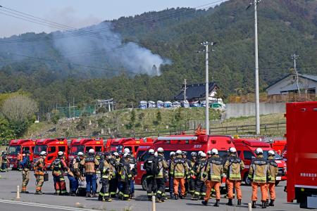 　岩手県大槌町の山林火災で、現場近くに集まった新潟県などからの消防隊＝２５日午前
