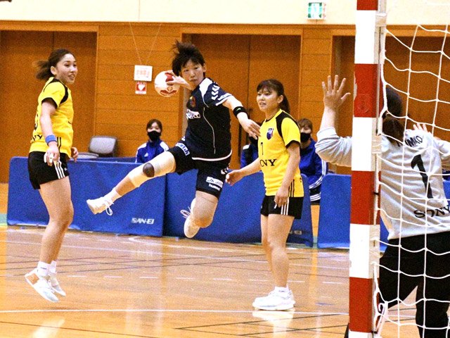 飛騨高山ブラックブルズ岐阜×ソニーセミコンダクタ＝後半、シュートを狙う飛騨高山・宮崎＝飛騨高山ビッグアリーナ