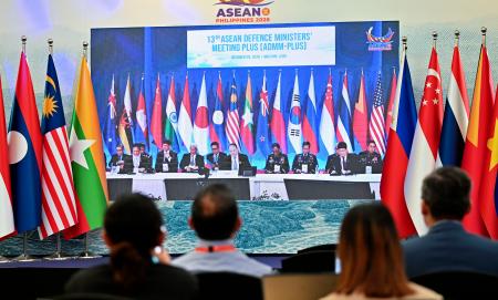 　フィリピン中部セブで、メディアセンターのモニターに映されるＡＳＥＡＮ拡大国防相会議の様子＝２９日（共同）