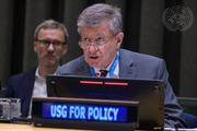 　組織改革などの状況を説明するライダー国連事務次長（手前）＝２４日、米ニューヨークの国連本部（国連提供、共同）
