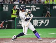 西濃運輸×エイジェック＝９回表西濃運輸２死一塁、野崎が勝ち越しの適時打を放つ＝東京ドーム（撮影・山田雄大）