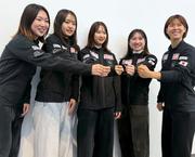 　帰国し、写真撮影に応じる中島未莉（中央）らスピードスケート・ショートトラックの日本勢＝２日午後、成田空港