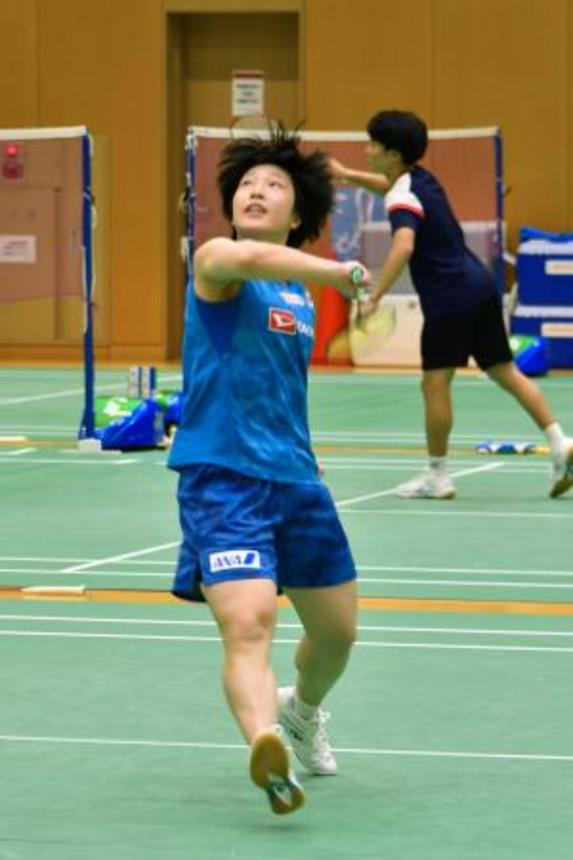 　バドミントンの日本代表合宿で調整する山口茜＝６日、東京都内