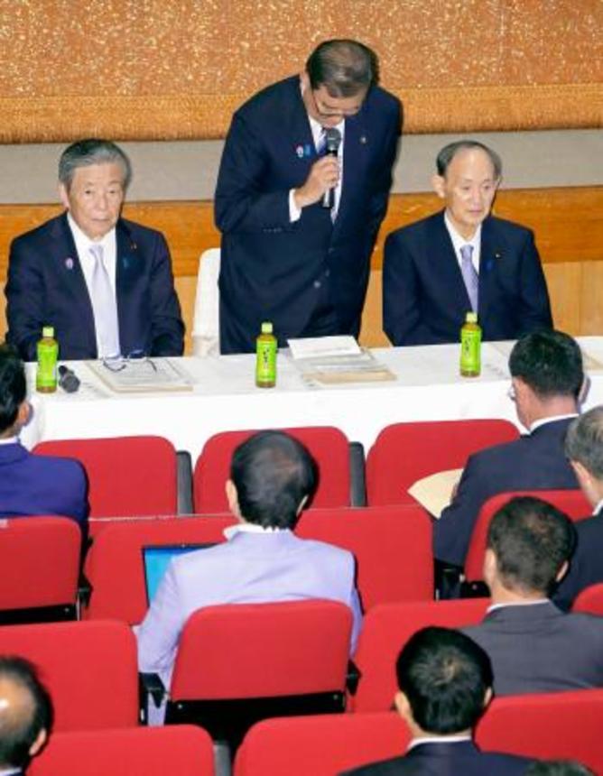 　両院議員懇談会の冒頭、与党過半数割れとなった参院選について陳謝する自民党総裁の石破首相（中央）＝２８日午後、東京・永田町の党本部