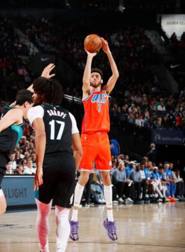 　トレイルブレーザーズ戦でシュートを放つサンダーのホルムグレン＝ポートランド（ＮＢＡＥ・ゲッティ＝共同）