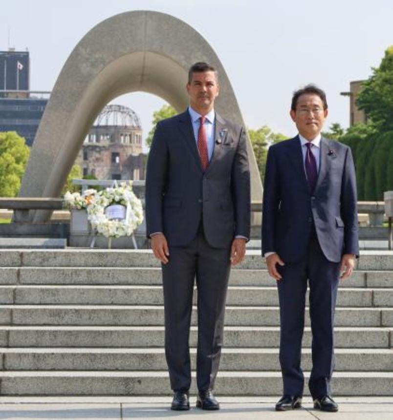 　原爆慰霊碑前で記念撮影するパラグアイのペニャ大統領（左）と岸田前首相＝２０日午前、広島市の平和記念公園