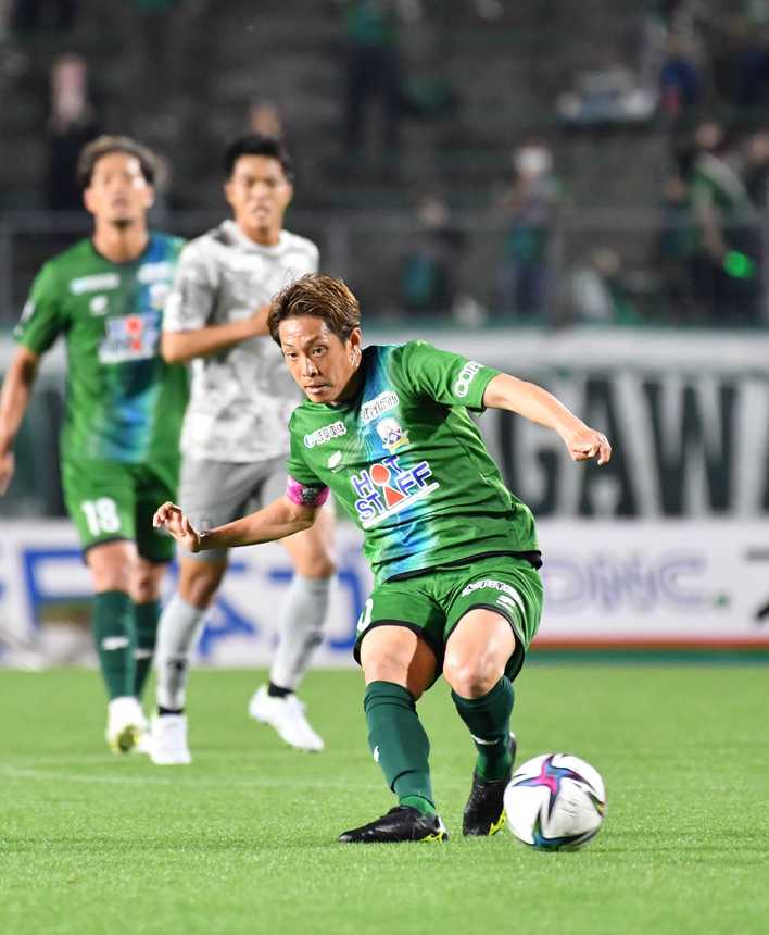 ＦＣ岐阜×鳥取＝前半、味方に縦パスを入れるＦＣ岐阜のＭＦ庄司＝長良川競技場