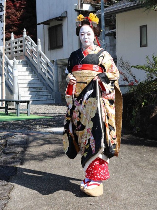 舞妓デビューした喜久すゞさん＝岐阜市伊奈波通、岐阜善光寺