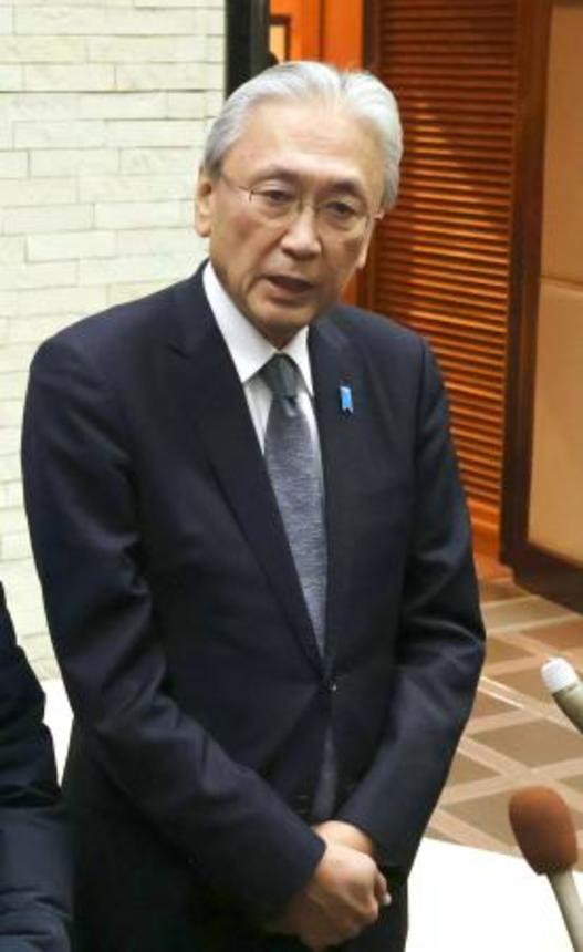 　記者団の取材に応じる自民党の古屋圭司選対委員長＝３日午後、福井県敦賀市