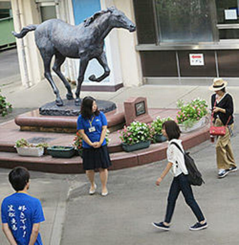 オグリキャップ像に見守られて復興が進む笠松競馬