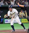 西濃運輸×ＮＴＴ西日本＝４回裏西濃運輸２死満塁、敵失で二走原田が一気に本塁に生還し、ガッツポーズ＝東京ドーム 