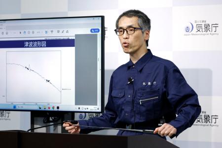 　三陸沖で発生した地震と、津波注意報の発令について記者会見する気象庁の担当者＝９日午後、気象庁