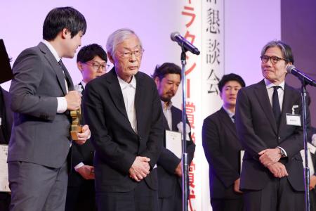 　第６３回ギャラクシー賞のテレビ部門で大賞を受賞した「八月の声を運ぶ男」の関係者ら＝１日午後、東京都内