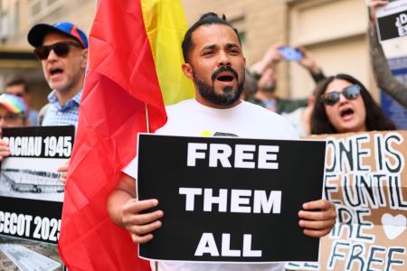 　米国からエルサルバドルへの移民の強制送還に抗議する人々＝２４日、ニューヨーク（ゲッティ＝共同）