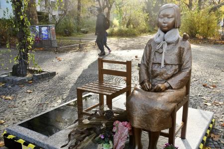 　ドイツ・ベルリン市ミッテ区に設置された少女像＝２０２０年１１月（共同）