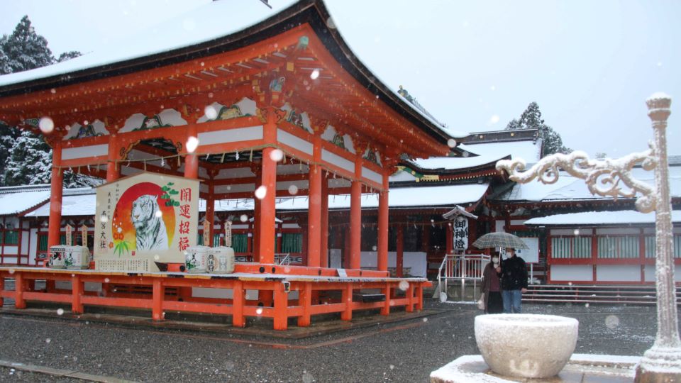 雪が舞う南宮大社。参拝客も寒そうにしていた＝２６日午後５時６分、不破郡垂井町宮代、南宮大社　