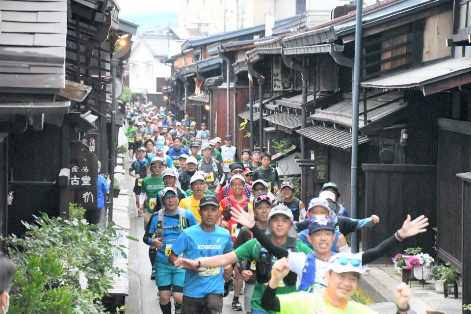 古い町並みを駆けるランナー＝高山市上三之町