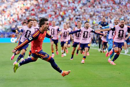 　スペイン―アルゼンチン　延長後半、決勝ゴールを決め、喜ぶスペインのトレス（左手前）＝ニューヨーク（共同）