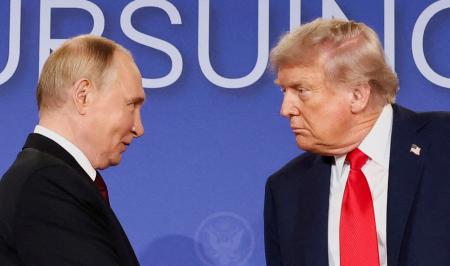 　ロシアのプーチン大統領（左）とトランプ米大統領＝１５日、米アラスカ州（ロイター＝共同）