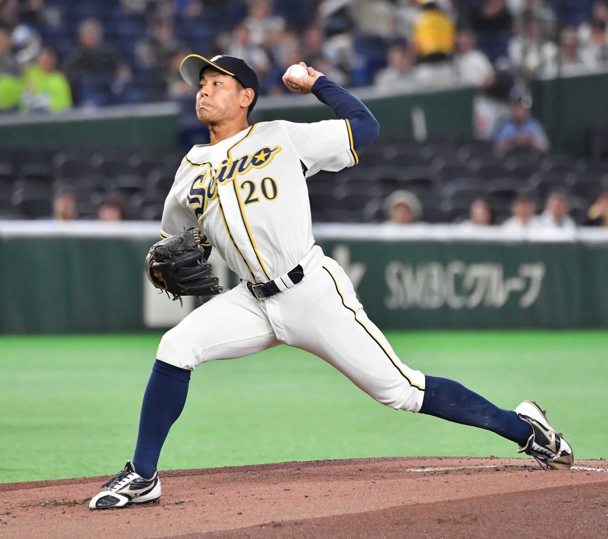 西濃運輸×エイジェック＝力投する西濃運輸の先発森岡＝東京ドーム