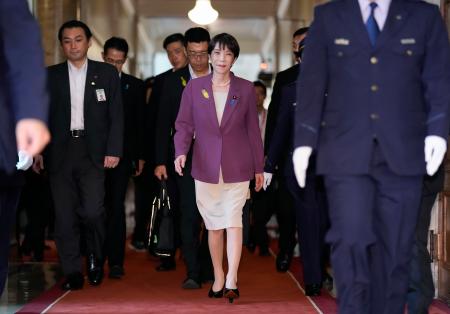 　参院決算委に向かう高市首相＝６日午後、国会