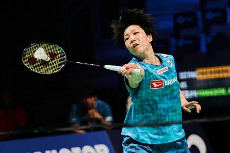 　デンマーク・オープン準々決勝でタイの選手と対戦する山口茜＝１６日、オーデンセ（Ｒｉｔｚａｕ　Ｓｃａｎｐｉｘ・ＡＰ＝共同）