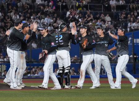 　オリックスに勝利し、タッチを交わすロッテナイン＝ＺＯＺＯマリン