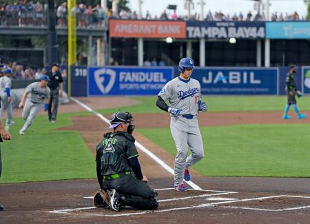 　レイズ戦の１回、フリーマンの２点二塁打で先制のホームを踏むドジャース・大谷＝タンパ（共同）