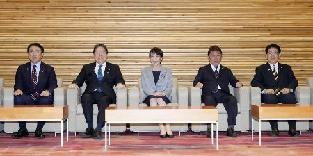 　２５日、閣議に臨む高市首相（中央）ら＝首相官邸