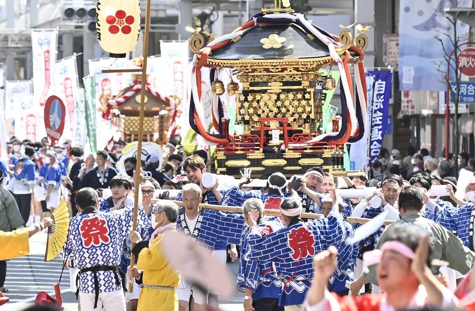 開幕した道三まつりで通りをにぎわしたみこしパレード＝１日午後１時３２分、岐阜市神田町