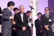 　第６３回ギャラクシー賞のテレビ部門で大賞を受賞した「八月の声を運ぶ男」の関係者ら＝１日午後、東京都内