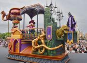 　東京ディズニーランドの秋のイベント「ディズニー・ハロウィーン」のパレード＝１５日午後、千葉県浦安市