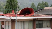 台風の影響で剥がれた鳩谷郵便局の屋根＝２０日午前１１時７分、大野郡白川村鳩谷