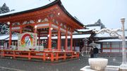 雪が舞う南宮大社。参拝客も寒そうにしていた＝２６日午後５時６分、不破郡垂井町宮代、南宮大社　