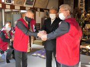 ノーモア関ケ原の握手を交わす西軍・大谷吉継の子孫（左）と東軍・田峯菅原氏の子孫（右）＝不破郡関ケ原町関ケ原、宝藏寺