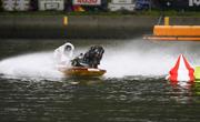 　優勝戦の１周目２マークを先頭で回る白井英治（手前）＝ボートレース若松