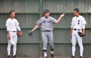 慶大進学を希望するエースの鷲見旺宥（右）と井上雄貴にピッチングのコツを伝習する森下祐樹