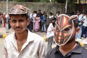 　ゴキブリのお面をかぶった集会の参加者＝６日、インド・ニューデリー（共同）